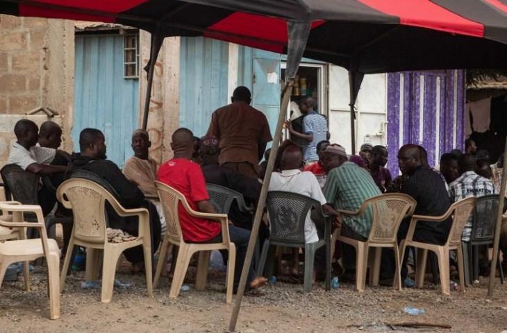 Keluarga dan kerabat yang hadir di rumah duka Ahmed Hussein-Suale di Accra pada 17 Januari 2019 (Ruth Mcdowall/AFP)