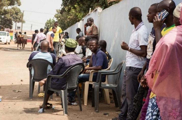 Keluarga dan kerabat berkumpul berdiskusi terkait pembunuhan yang terjadi pada jurnalis Ahmed Hussein-Suale di Accra pada 17 Januari 2019 (Ruth Mcdowall/AFP)