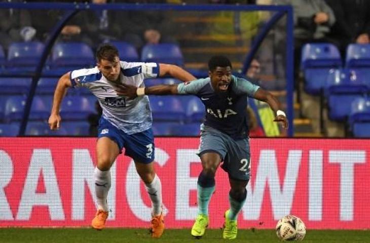 Aksi Serge Aurier (kanan) kala Tottenham Hotspur bentrok kontra Tranmere Rovers di lanjutan Piala FA, Jumat (4/1/2019). (PAUL ELLIS / AFP)