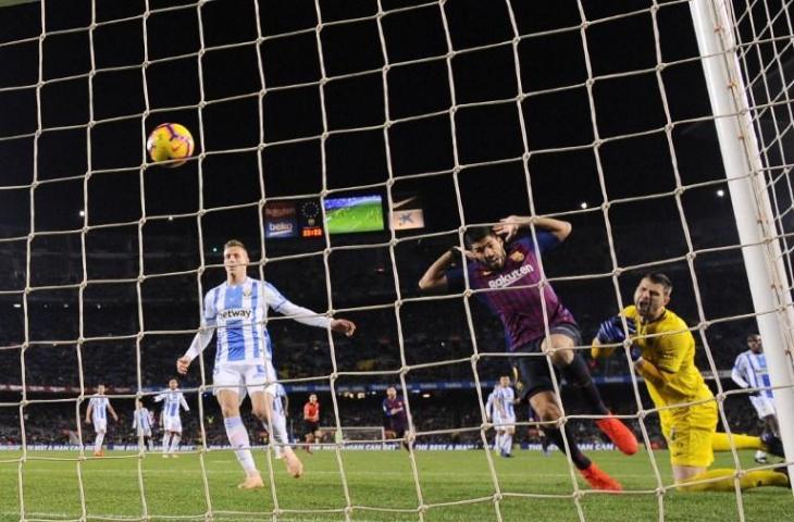 Penyerang Barcelona, Luis Suarez mencetak gol ke gawang Leganes yang dikawal Pichu Cuellar. Dalam laga lanjutan La Liga tersebut Barcelona menang 3-1, Senin (21/1/2019). [Josep LAGO / AFP]