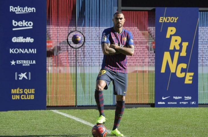 Kevin-Prince Boateng saat dikenalkan di Camp Nou pada 22 Januari 2019 (Lluis Gene/AFP)