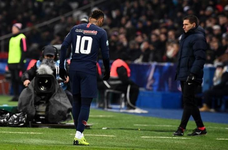 Neymar keluar lapangan setelah mendapat cedera pada laga melawan Strasbourg pada 23 Januari 2019 (Franck Fife/AFP)