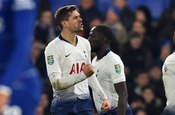 Selebrasi Fernando Llorente usai mencetak gol ke gawang Chelsea pada leg kedua semifinal Piala Liga Inggris, Jumat (25/1/2019) dini hari WIB. (GLYN KIRK / AFP)