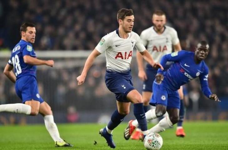 Aksi gelandang Tottenham Hotspur, Harry Winks saat menghadapi Chelsea di leg kedua babak semifinal Piala Liga Inggris, Jumat (25/1/2019) dini hari WIB. (GLYN KIRK / AFP)