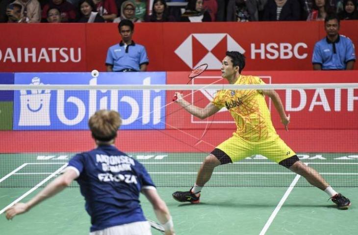 Pebulu tangkis putra Indonesia Jonatan Christie berusaha mengembalikan kok ke pebulutangkis putra Denmark Anders Antonsen saat pertandingan semifinal Daihatsu Indonesia Masters 2019 di Istora Senayan, Jakarta, Sabtu (26/1/2019). Langkah Jojo terhenti di babak semifinal setelah dikalahkan Anders Antonsen dengan skor 18-21 dan 16-21. ANTARA FOTO/Hafidz Mubarak A/pd.