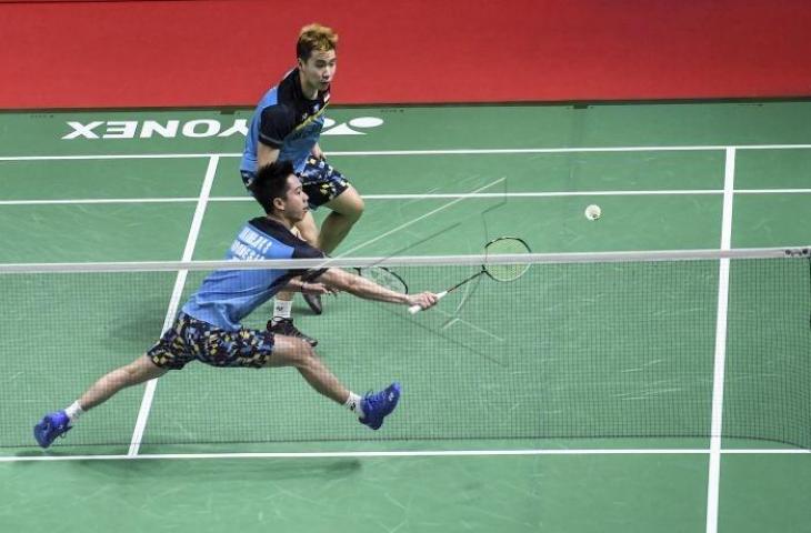 Ganda putra Indonesia Kevin Sanjaya Sukomuljo (bawah) dan Marcus Fernaldi Gideon berusaha mengembalikan kok ke ganda putra Denmark Kim Astrup dan Anders Skaarup Rasmussen saat pertandingan semifinal Daihatsu Indonesia Masters 2019 di Istora Senayan, Jakarta, Sabtu (26/1/2019). Marcus/Kevin lolos ke laga final usai menang dengan skor 21-19 dan 21-13. ANTARA FOTO/Hafidz Mubarak A/pd.