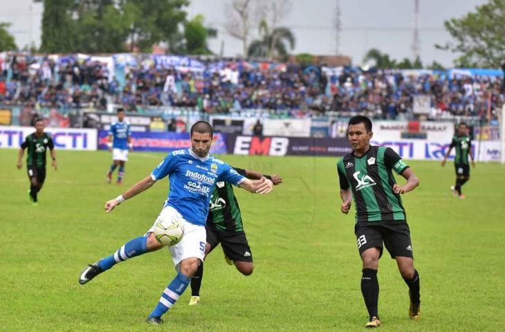 Persib Bandung ditahan imbang 0-0 Persiwa Wamena pada leg pertama Piala Indonesia, Minggu (27/1/2018) yang berlangsung di Stadion Wijayakusuma, Cilacap. [PERSIB.co.id/Gregorius A.K]