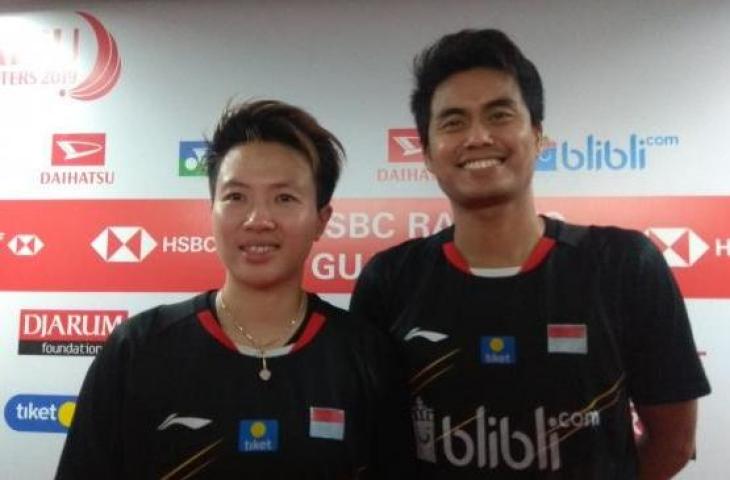 Pebulutangkis putri spesialis ganda campuran Indonesia, Liliyana Natsir, dan partnernya Tontowi Ahmad usai menjalani laga terakhir sebagai pasangan di Istora Senayan, Jakarta, Minggu (27/1/2019). (Suara.com/Arief Apriadi)