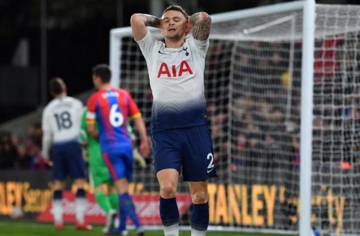 Bek Tottenham Hotspur, Kieran Trippier tampak kecewa usai timnya gagal lolos ke babak berikutnya di ajang Piala FA. Dalam laga yang dihelat Minggu (27/1/2019), Spurs takluk atas Crystal Palace 2-0 di Selhurs Park. [BEN STANSALL / AFP]