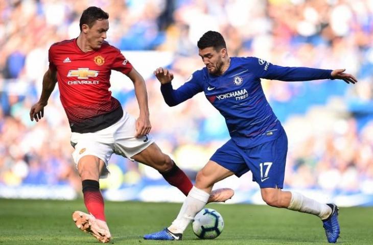 Nemanja Matic (kiri) berduel dengan Mateo Kovacic (kanan) saat pertemuan Chelsea vc Manchester United di Liga Primer pada 20 Oktober 2018 (Glyn Kirk/AFP)