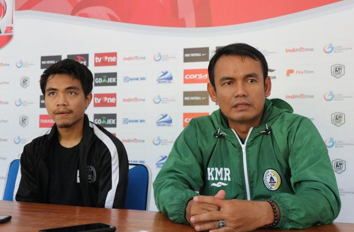 Pelatih fisik PSS Sleman, Komarudin (kanan). (chatwithamelia.xyz/Irwan Febri Rialdi).