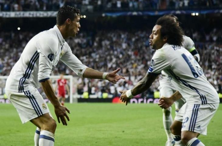 Cristiano Ronaldo merayakan golnya ke gawang Bayern Munchen bersama Marcelo pada 18 April 2017 (Javier Soriano/AFP)