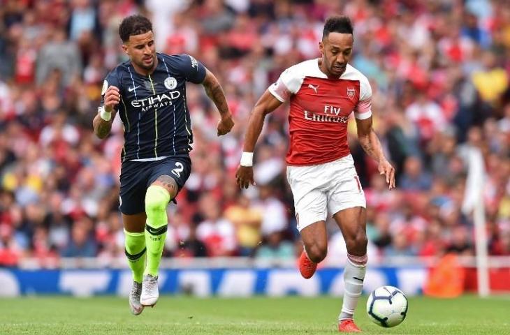 Kyle Walker menjaga Pierre-Emerick Aubameyang saat pertemuan di Liga Primer pada 12 Agustus 2018 (Glyn Kirk/AFP)