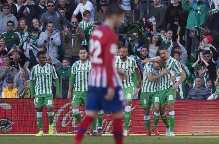 Penyerang Real Betis, Sergio Canales merayakan golnya ke gawang Atletico Madrid di laga La Liga pekan ke-22, Senin (4/2/2019) dini hari tadi. Gol semata wayang Canales mengantarkan kemenangan Real Betis 1-0 atas Atletico Madrid. [JORGE GUERRERO / AFP]