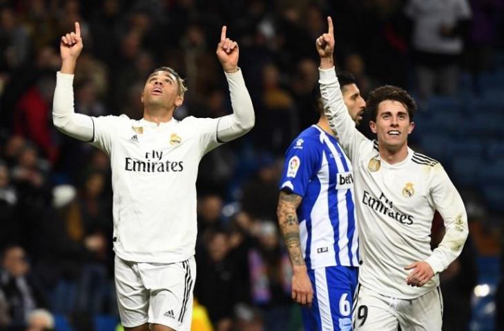 Penyerang muda Real Madrid, Mariano Diaz (kiri) merayakan golnya ke gawang Alaves. Ia mencetak gol kedua untuk kemenangan 3-0 Real Madrid atas Alaves di laga pekan ke-22 La Liga, Senin (4/2/2019). [GABRIEL BOUYS / AFP]