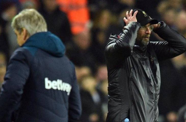 Reaksi manajer Liverpool Jurgen Klopp saat timnya ditahan imbang West Ham United besutan Manuel Pellegrini 1-1 dalam laga Liga Primer Inggris pekan ke-25, Selasa (5/2/2019). [GLYN KIRK / AFP]