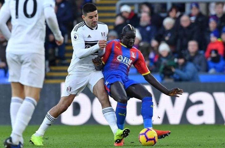 Mamadou Sakho (kanan) saat melawan Fulham pada 2 Februari 2019 (Ben Stansall/AFP)