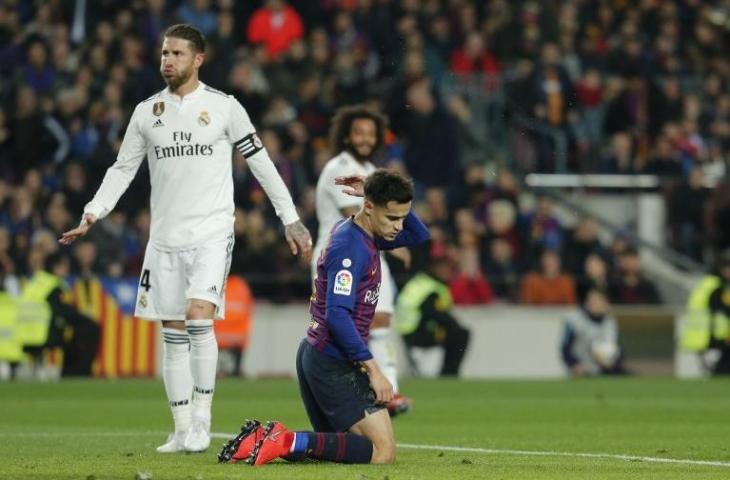 Ekspresi bek Real Madrid, Sergio Ramos dan gelandang Barcelona, phillipe Coutinho usai melakoni laga El Clasico beberapa waktu lalu. (Pau Barenno/AFP).