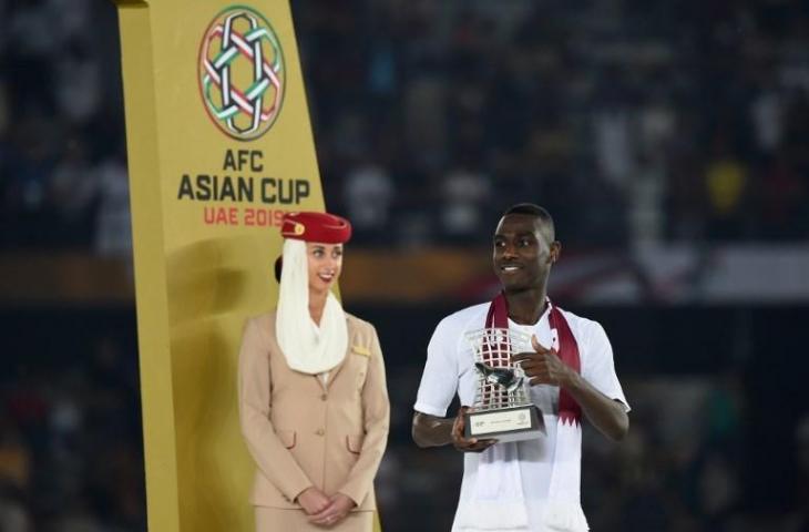 Penyerang Timnas Qatar, Almoez Ali saat memegang penghargaan top skor di Piala Asia 2019 pada 1 Februari 2019 (Roslan Rahman/AFP)