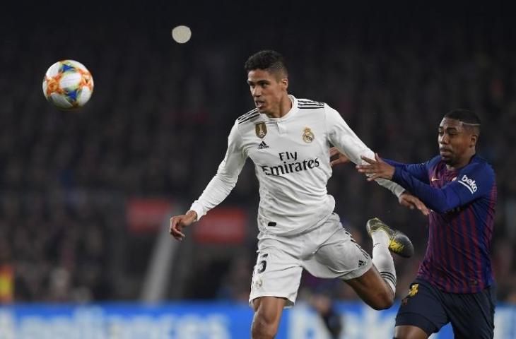 Raphael Varane saat laga El Clasico melawan Barcelona pada 6 Februari 2019 (Lluis Gene/AFP)