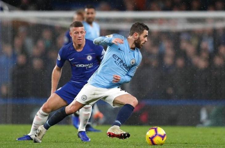 Gelandang Chelsea, Ross Barkley menjaga gelandang Manchester City, Bernardo Silva di laga Liga Priemr pada 8 Desember 2018 (Adrian Dennis/AFP)