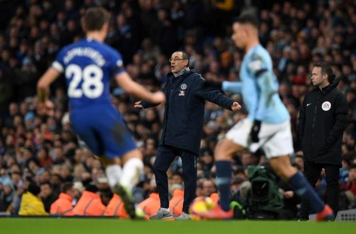 Pelatih Chelsea, Maurizio Sarri saat memberi instruksi kepada para pemainnya pada laga melawan Manchester City (10/2/2019) [Paul Ellis/AFP]