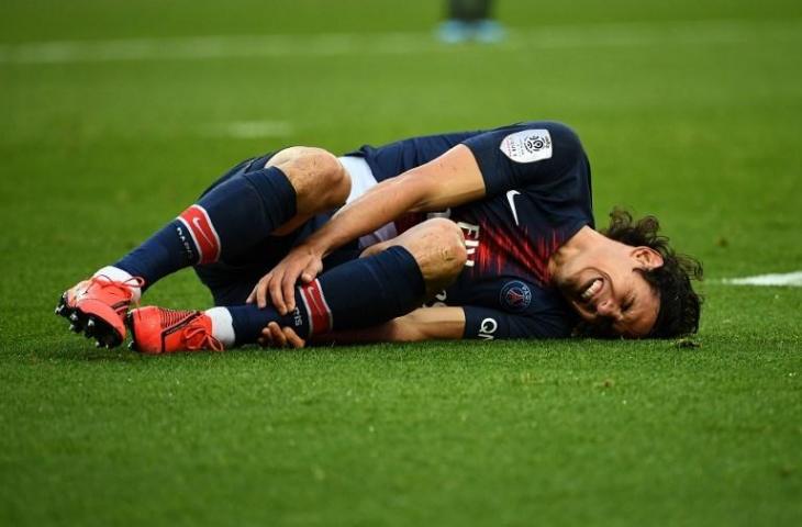 Edinson Cavani mengerang kesakitan saat mendapat cedera pada laga melawan Bordeaux pada 9 Februari 2019 (Anne-Chritine Poujoulat/AFP)