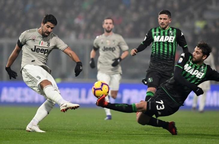 Sami Khedira (kiri) melepaskan tendangan saat laga melawan Sassuolo pada 10 Februari 2019 (Miguel Medina/AFP)