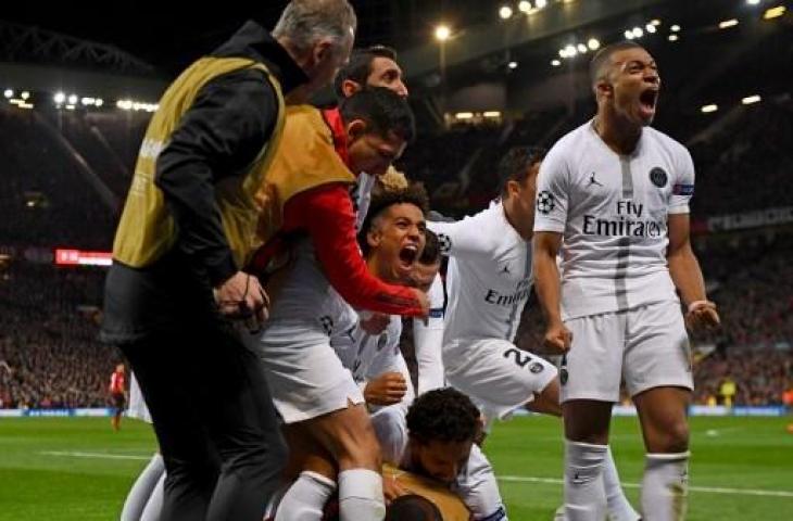 Selebrasi para pemain PSG unsai mencetak gol ke gawang Manchester United pada leg pertama babak 16 besar Liga Champions musim 2018/2019 di Stadion Old Trafford, Rabu (13/2/2019). (FRANCK FIFE / AFP)