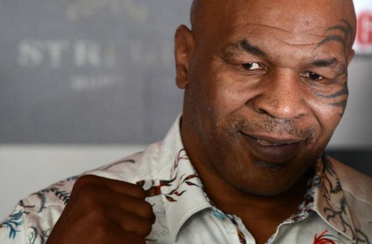 Mike Tyson saat mengikuti pembukaan martial arts di India 28 September 2018 lalu. Petinju berjuluk si leher beton ini ternyata pernah menantang berkelahi seekor gorila di tahun 80an silam. [PUNIT PARANJPE / AFP]