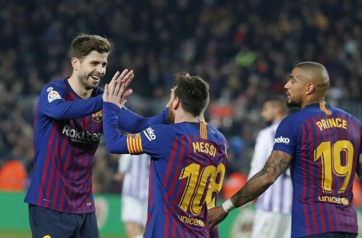 Gerrard Pique dan Kevin-Prince Boateng merayakan gol Lionel Messi ke gawang Real Valladolid pada 16 Februari 2019 (Pau Barrena/AFP)