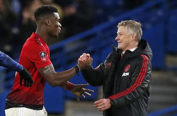 Pelatih interim Manchester United, Ole Gunnar Solskjaer merayakan kemenangan timnya bersama Paul Pogba usai menaklukan Chelsea di babak kelima Piala FA, Selasa (19/2/2019) dini hari tadi. [IAN KINGTON / AFP]