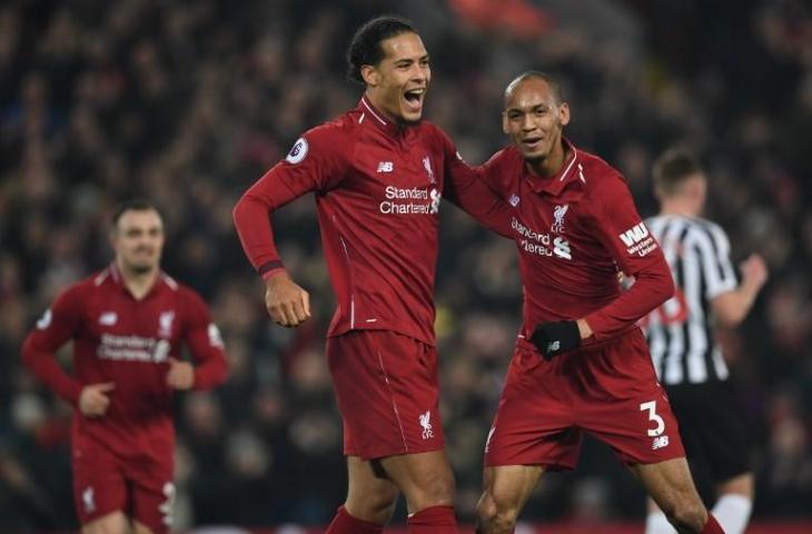 Virgil van Dijk dan Fabinho merayakan gol saat melawan Newcastle United pada 26 Desember 2018 (Paul Ellis/AFP)