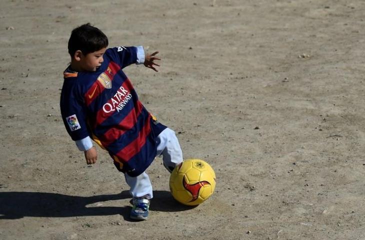 Murtaza Ahmadi yang pernah bertemu Lionel Messi kini hidupnya dalam ancaman Taliban. [STR, KARIM JAAFAR / AFP]