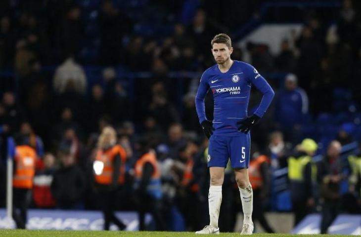 Ekspresi pemain tengah Chelsea, Jorginho usai melihat timnya terbantai Manchester United di babak kelima Piala FA, Selasa (19/2/2019) dini hari tadi. [IAN KINGTON / AFP]