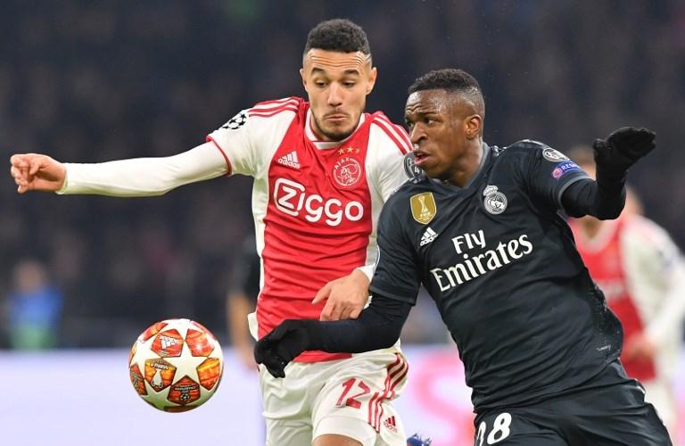 Vinicius Junior (kanan) duel dengan gelandang Ajax, Noussair Mazraoui dalam laga lanjutan Liga Champions pada 13 Februari 2019 (Emmanuel Dunand/AFP)