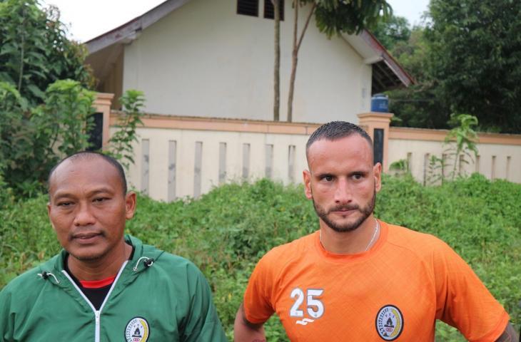 Asisten pelatih PSS Sleman (kiri) dan Alfonso de la Cruz (kanan). (chatwithamelia.xyz/Irwan Febri Rialdi).