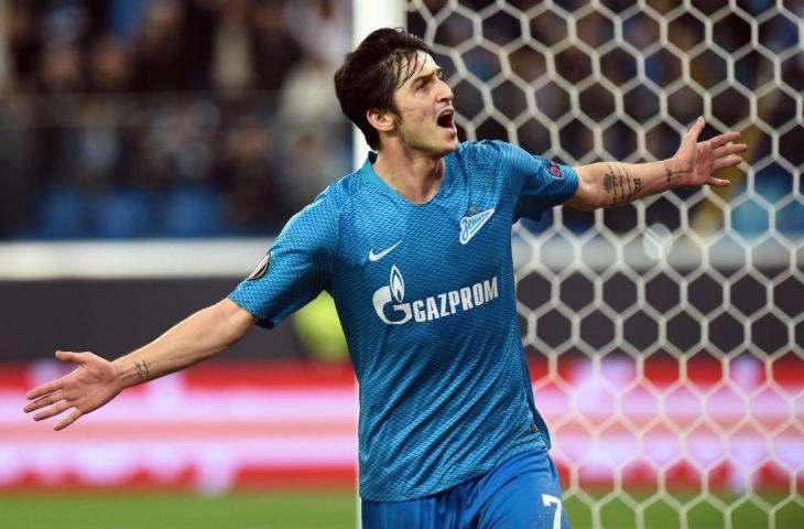 Penyerang Zenit Petersburg, Serdar Azmun cetak brace untuk kemenangan 3-1 timnya atas Fenerbahce di babak 32 besar Liga Europa. Dukungan maksimal suporter Zenit yang luar biasa bikin merinding. [@zenit_spb /Twitter]