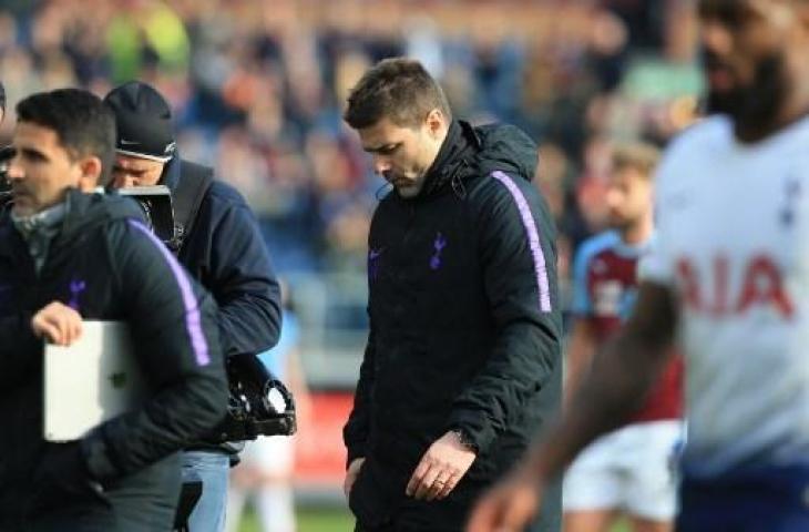 Mauricio Pochettino tertunduk lesu usai Tottenham Hotspur dipermalukan Burnley pada lanjutan pertandingan Liga Primer Inggris, Sabtu (23/2/2019) malam WIB. (OLI SCARFF / AFP)