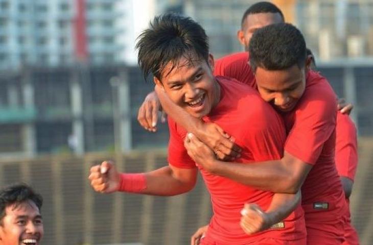 Pemain Timnas U-22 Witan Sulaeman beraksi bersama rekannya setelah mencetak gol kedua ke gawang Malaysia dalam pertandingan Grup B Piala AFF U-22 di Stadion Nasional Olimpiade Phnom Penh, Kamboja, Rabu (20/2/2019). Pertandingan berakhir imbang dengan skor 2-2. (ANTARA FOTO/Nyoman Budhiana)