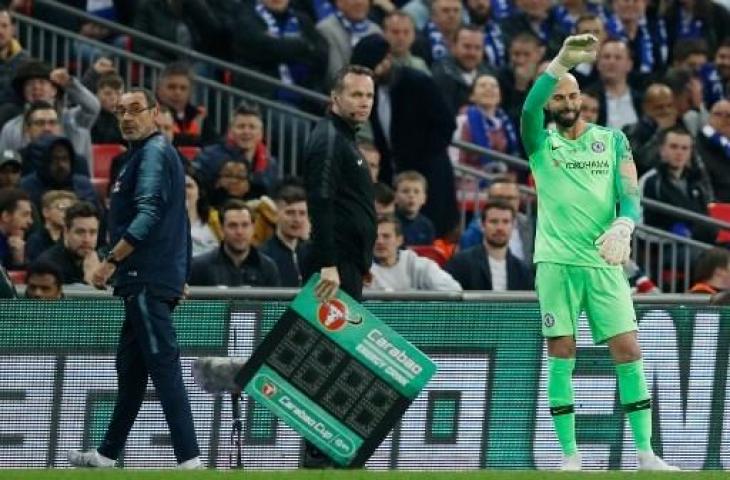 Momen saat Maurizio Sarri siap memainkan Willy Caballero pada final Piala Liga Inggris di Wembley, Minggu (24/2/2019). (ADRIAN DENNIS / AFP)