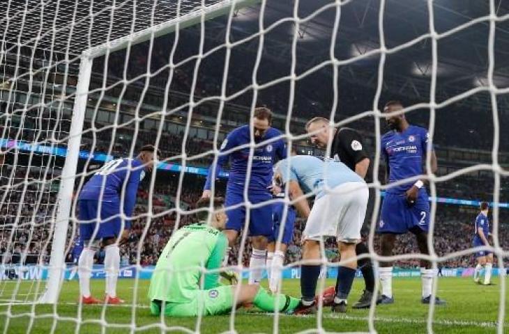 Kepa Arrizabalaga mendapat dua kali perawatan pada laga Chelsea kontra Manchester City pada final Piala Liga Inggris 2018-2019 yang dihelat di Wembley, Minggu (24/2/2019) malam WIB. (ADRIAN DENNIS / AFP)