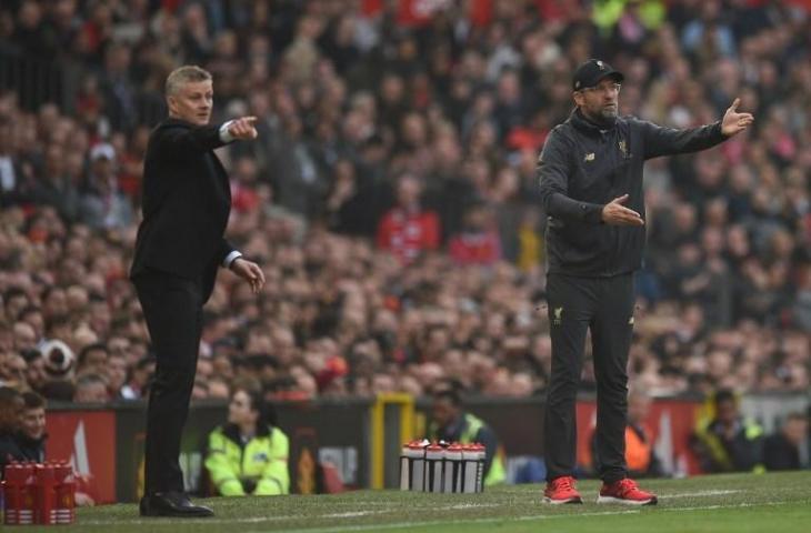 Pelatih Liverpool, Jurgen Klopp dan pelatih sementara Manchester United, Ole Gunnar Solskjaer memberikan instruksi kepada para pemainnya pada 24 Februari 2019 (Oli Scarff/AFP)