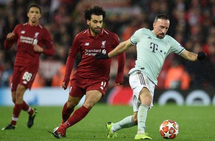 Mohamed Salah (tengah) menjaga Frank Ribery (kanan) di Laga Champions pada 19 Februari 2019 (Oli Scarff/AFP)