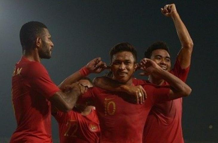 Pemain Timnas U-22 Osvaldo Ardiles Haay (tengah) beraksi bersama rekannya setelah membobol gawang Thailand dalam pertandingan Final Piala AFF U-22 di Stadion Nasional Olimpiade Phnom Penh, Kamboja, Selasa (26/2/2019). ANTARA FOTO/Nyoman Budhiana