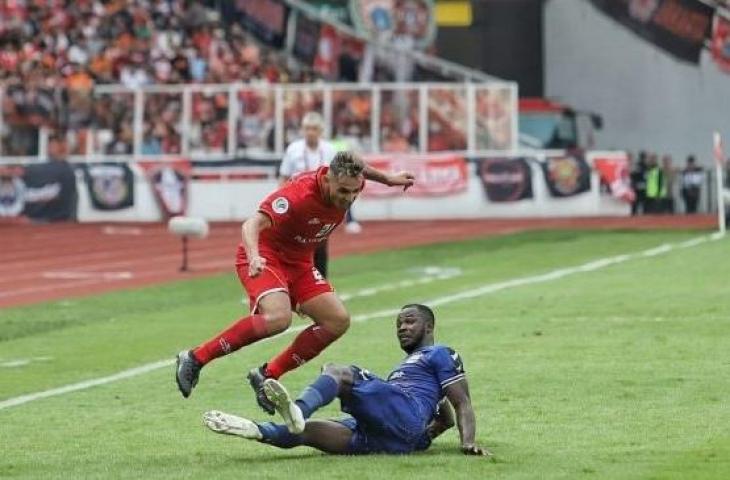 Penyerang Persija Jakarta, Silvio Escobar berduel dengan pemain klub Vietnam, Becamex Binh Duong dalam laga matchday 1 Grup G Piala AFC 2019 di Stadion Utama Gelora Bung Karno, Senayan, Jakarta, Selasa (26/2/2019) sore. [Suara,com / Muhaimin UNTUNG]