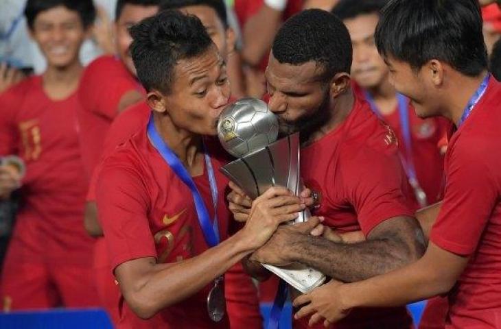 Pemain Timnas U-22 merayakan kemenangan seusai pertandingan final Piala AFF U-22 2019 di Stadion Nasional Olimpiade Phnom Penh, Kamboja, Selasa (26/2). [ANTARA FOTO/Nyoman Budhiana]