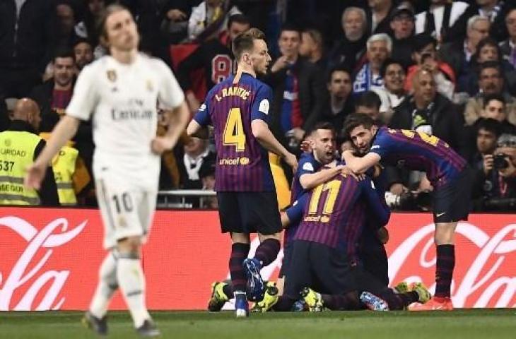 Para pemain Barcelona merayakan gol yang dicetak Luis Suarez dalam partai semifinal Copa del Rey di Santiago Bernabeu, Kamis (28/2) dini hari WIB. (OSCAR DEL POZO / AFP)