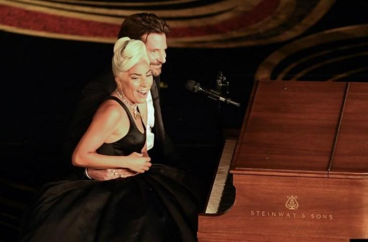 Lady Gaga dan Bradley Cooper saat duet di Piala Oscar 2019 pada 24 Februari 2019 (Valerie Macon/AFP)