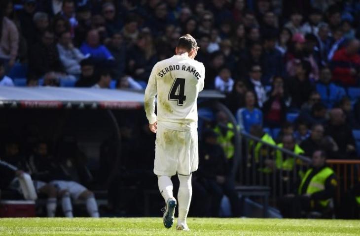 Bek sekaligus kapten Real Madrid, Sergio Ramos berjalan keluar lapangan setelah mendapatkan kertu merah di laga melawan Girona pada 17 Februari 2019. (Gabriel Bouys/AFP)